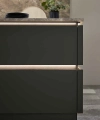 Eine moderne Küchenschublade mit eleganter Beleuchtung, im Hintergrund dekorative Pflanzen. Nolte Küchen.