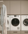 Buanderie avec lave-linge, sèche-linge et placards; Nolte buanderies.