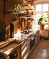 Une cuisine ensoleillée avec des plantes et des appareils modernes. Nolte Kitchen.