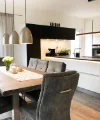 Cucina moderna con zona pranzo e dettagli in legno, progettata da Nolte Kitchen.