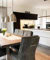 Cucina moderna con zona pranzo e dettagli in legno, progettata da Nolte Kitchen.