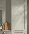 Une cuisine élégante avec des détails en bois et des plantes, Nolte Küchen.
