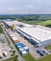 Eine große Industriehalle in einer ländlichen Umgebung, Nolte Küchen.