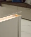 Une cuisine moderne avec des armoires éclairées de Nolte Küchen.