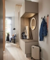 Een stijlvolle entree met spiegel en decoratie, inclusief Nolte Living.