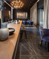 Une pièce élégamment aménagée avec des meubles et décorations modernes de Nolte Living.
