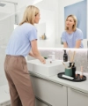 Une femme se lave les mains dans une salle de bain moderne, Nolte SPA.
