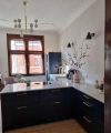 Cuisine moderne avec armoires sombres et plan de travail en marbre de Nolte Kitchen.