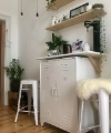 Une pièce chaleureuse avec des plantes et des étagères, assortie aux cuisines Nolte.