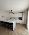 Cuisine moderne avec îlot central et suspension, conçue par Nolte Kitchen.
