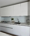 Cuisine moderne blanche avec plan de travail en marbre et évier. Nolte Kitchen.