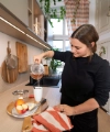 Une femme prépare du thé dans une cuisine moderne Nolte.