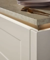 Eine moderne Küchentheke mit einer eleganten, hellen Arbeitsplatte von Nolte Küchen.