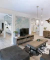 Soggiorno moderno con mobili in legno e decorazioni a mappa del mondo sulla parete, Nolte Living.