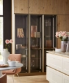 Eine moderne Küche mit Holz- und Glaselementen, dekoriert mit Blumen, zeigt das Design von Nolte Küchen.