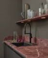 Cuisine moderne en marbre rouge avec éléments déco élégants, Nolte Küchen.