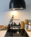 Une cuisine moderne avec des éléments décoratifs et une plaque de cuisson, conçue par Nolte Kitchen.