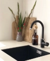 Un évier de cuisine moderne avec décoration, assorti aux cuisines Nolte.