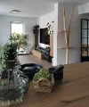 Ein stilvolles Wohnzimmer mit modernen Möbeln und Pflanzen, präsentiert von Nolte Living.