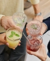 Quatre personnes trinquent avec différents cocktails, Nolte Kitchen.