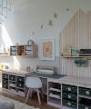 Un elegante dormitorio infantil con estanterías de juguetes y un escritorio, ideal para Nolte Living.