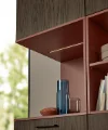 Étagère en bois avec verres et livres, design élégant. Nolte Living.