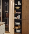 Ein geöffneter Küchenschrank mit Geschirr und Gläsern, Teil von Nolte Küchen.