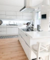 Une cuisine moderne et lumineuse avec des armoires blanches et un îlot; Nolte Kitchen.