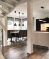 Cucina moderna Nolte con zona pranzo e scala in un open space.