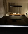Ein moderner Wohnbereich mit Esstisch und Sofa in einem stilvollen Design von Nolte Living.