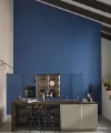 Cuisine moderne avec mur bleu et îlot de cuisson. Nolte Küchen.