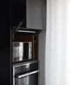 Ein moderner Küchenschrank mit Ofen und Mikrowelle, elegant gestaltet von Nolte Küchen.