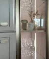 Ein Glasvitrinenschrank mit Weingläsern und Dekoration in einer Küche, Nolte Küchen.