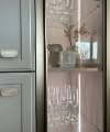 Vetrina in vetro con bicchieri da vino e decorazioni in una cucina, Nolte Kitchen.