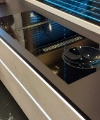 Une cuisine moderne avec une plaque noire et des finitions élégantes de Nolte Kitchen.