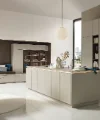 Cuisine moderne avec îlot et coin repas, Nolte Küchen.