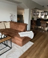 Un salon moderne avec canapé marron et coin repas; Nolte Living.