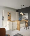 Cuisine moderne et lumineuse avec îlot central et éclairage élégant. Nolte Küchen.
