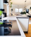 Une cuisine moderne avec des plantes et un coin repas, faisant partie de la collection Nolte Kitchen.
