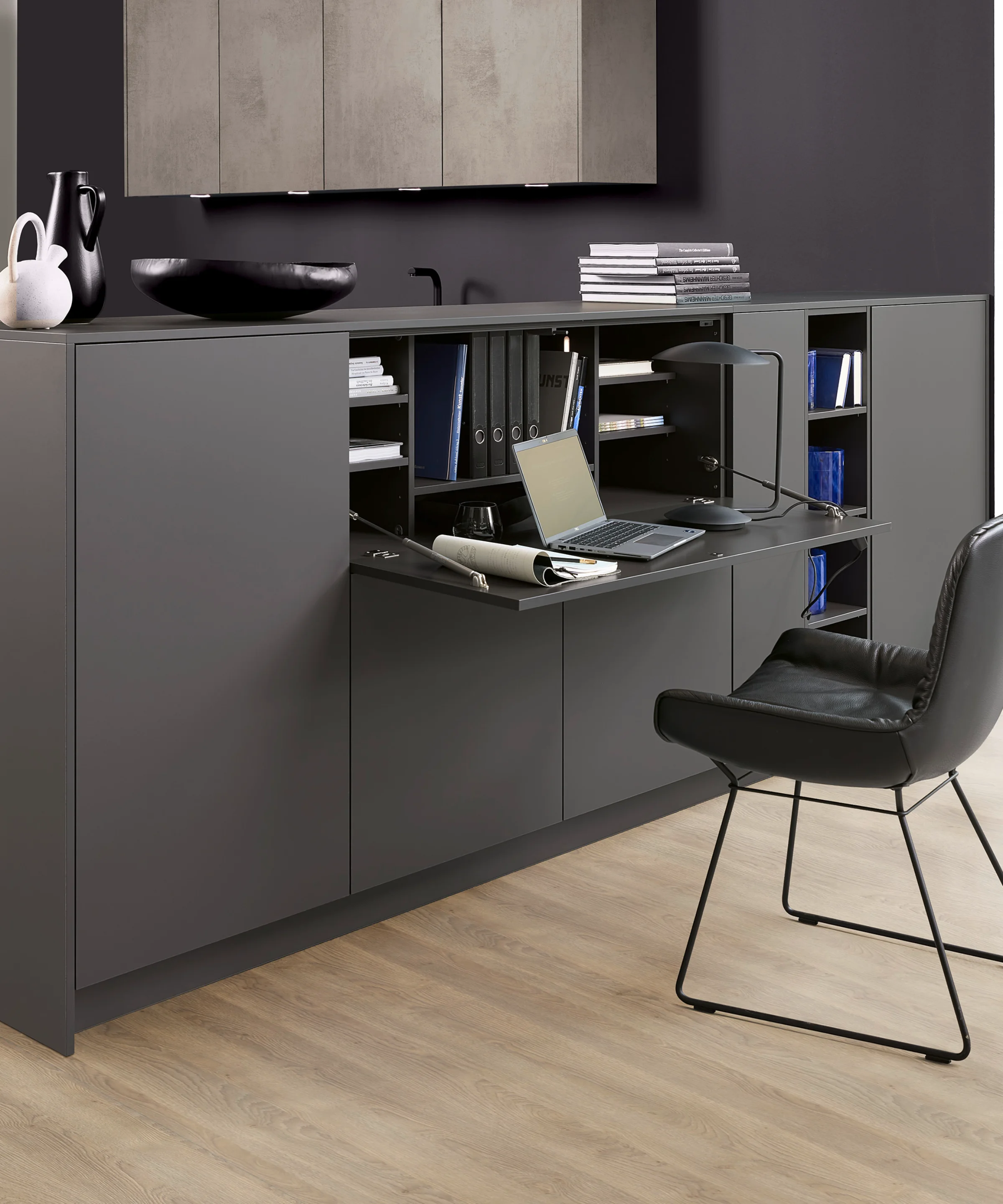 Een moderne woonkamer met grijze kasten en een klaptafel, Nolte Living.