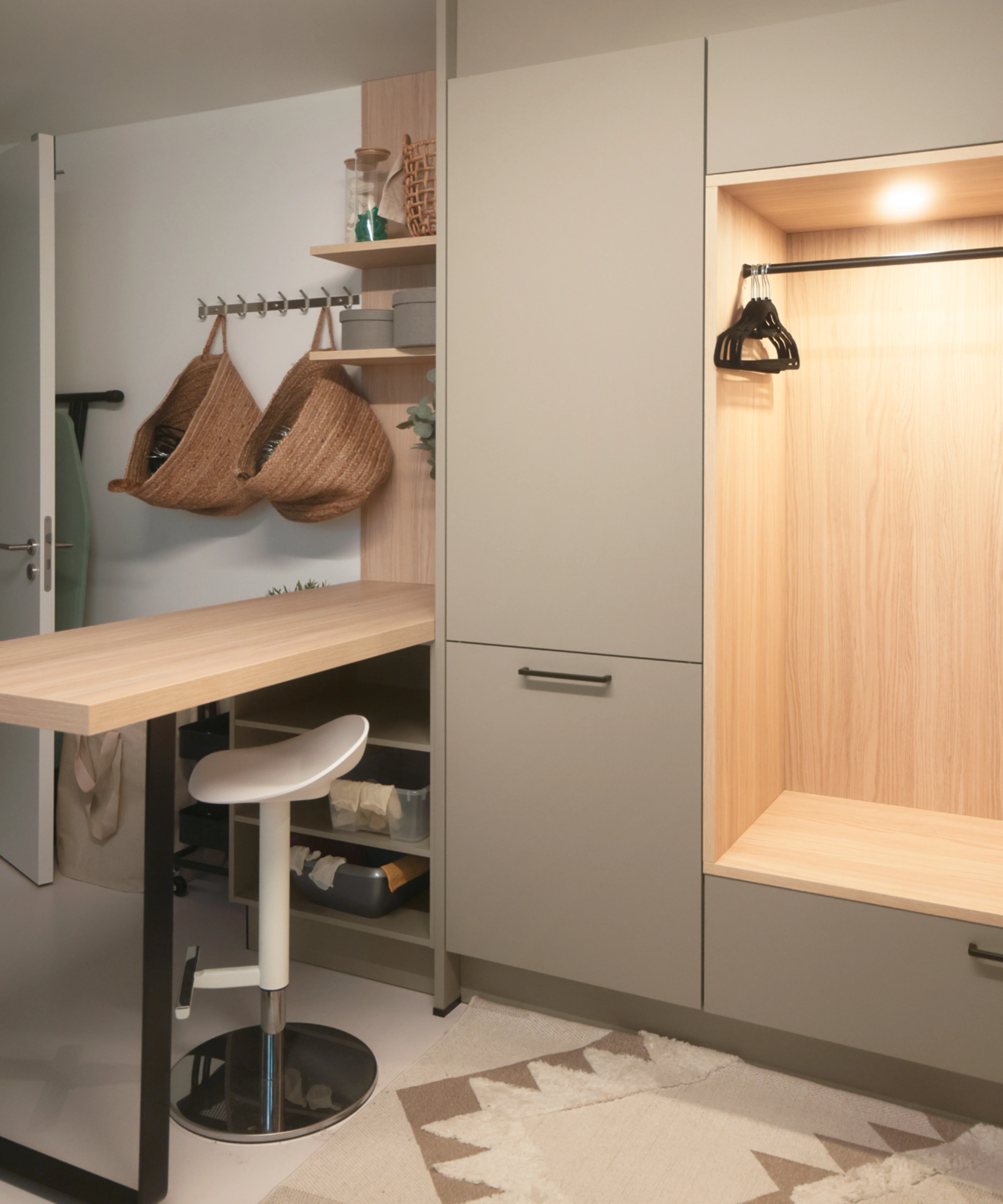 Een stijlvolle bijkeuken met modern design en houtelementen van Nolte Bijkeukens.