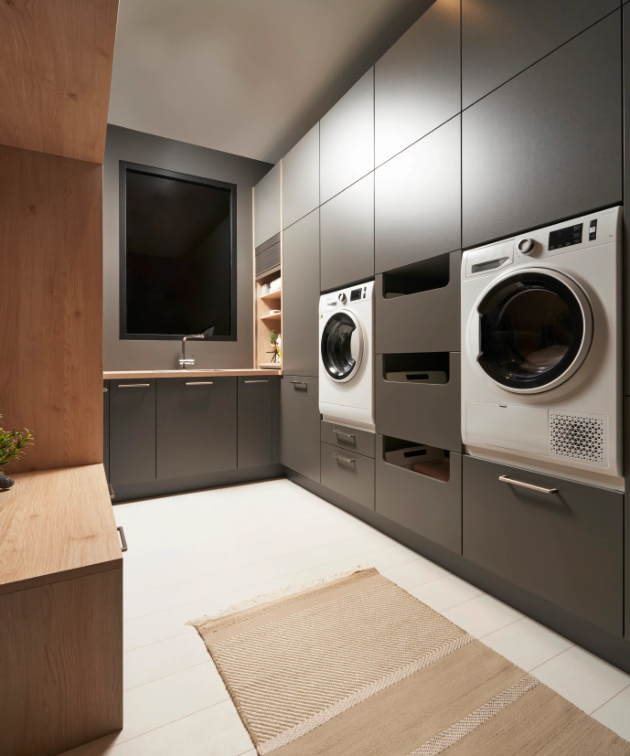 Buanderie moderne avec lave-linge et sèche-linge au design élégant de Nolte.