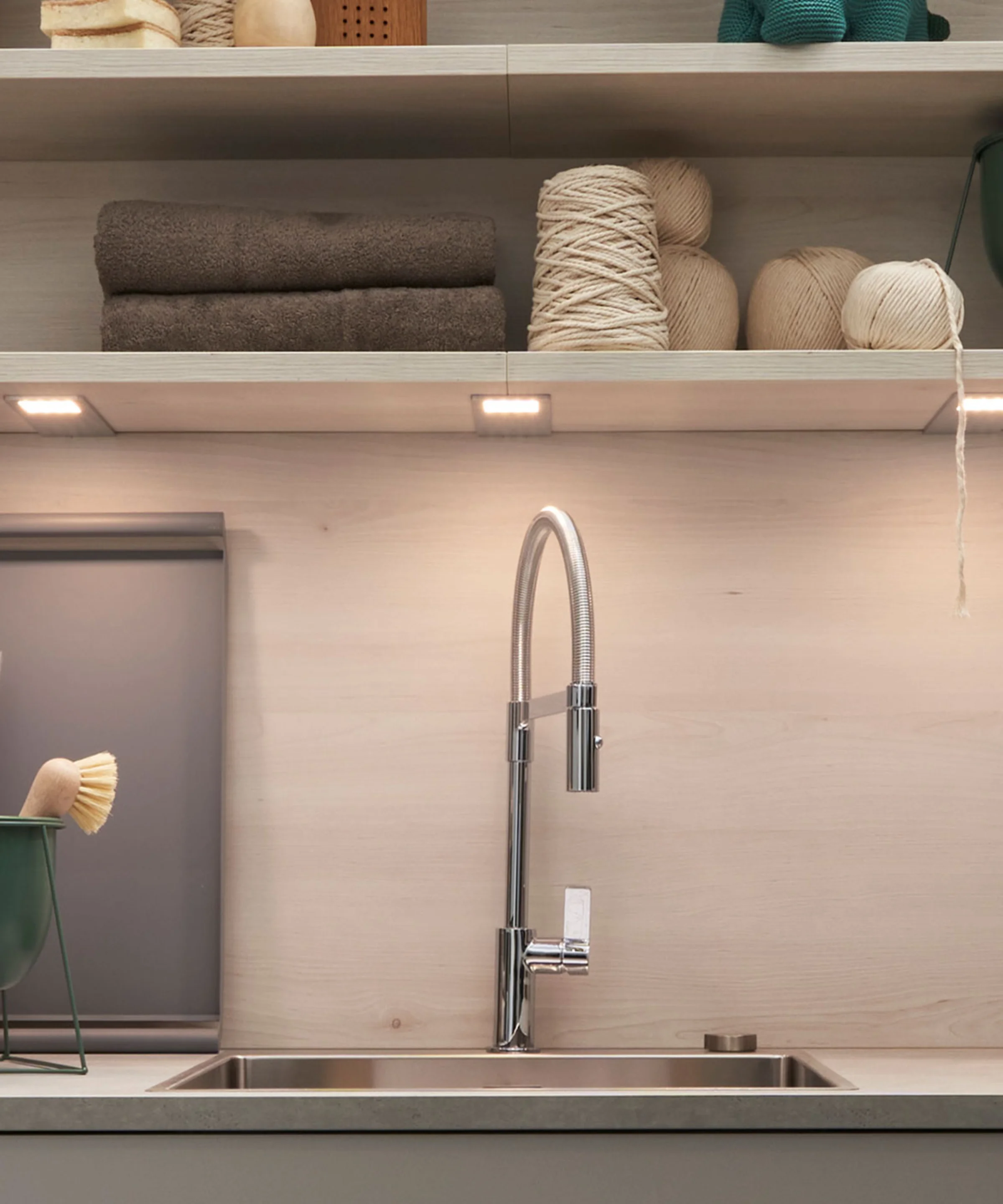 Une cuisine moderne avec étagères en bois et un robinet élégant. Nolte Kitchen.