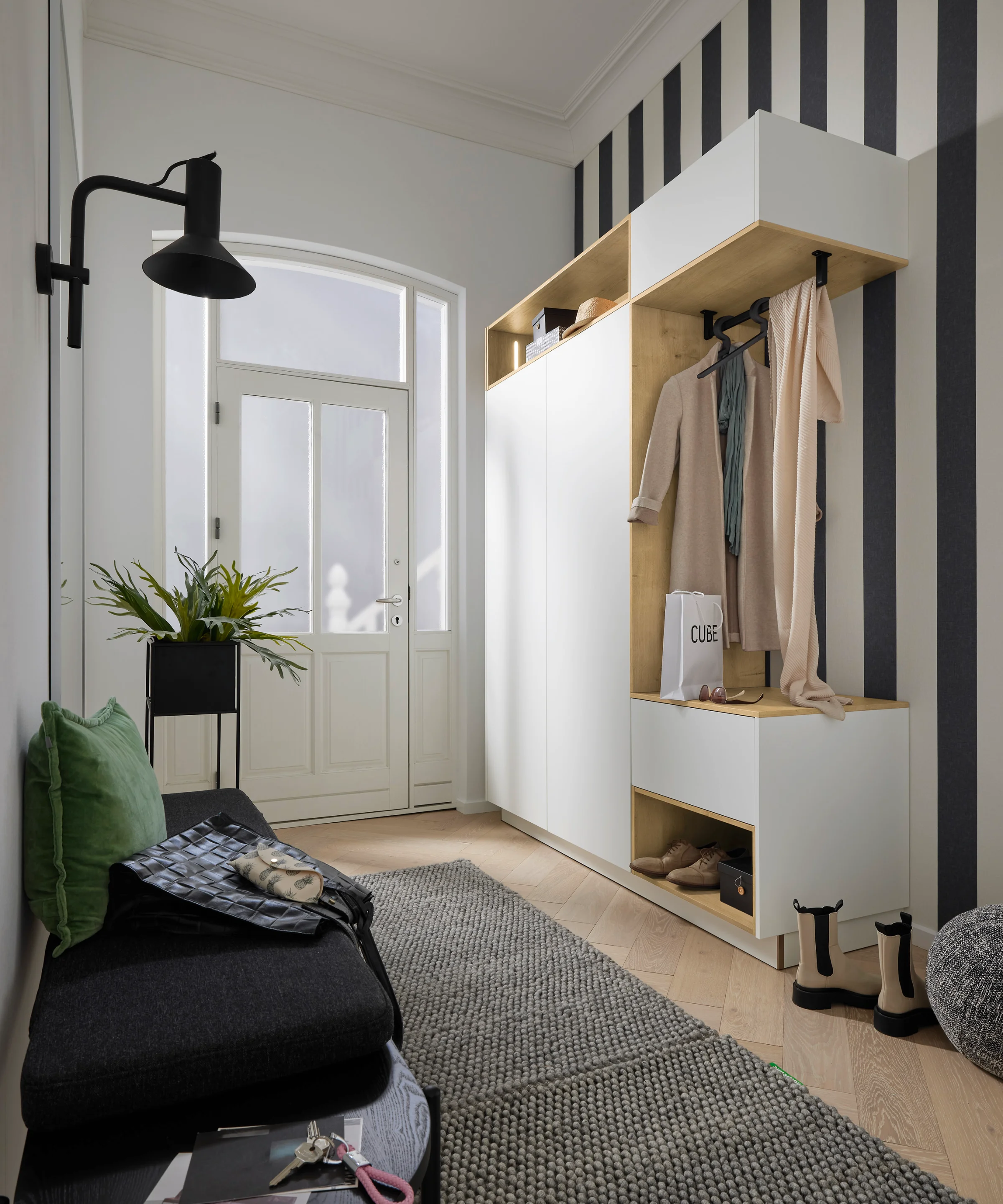 Im Flur stehen moderne Wohnmöbel mit Stauraum und Sitzgelegenheit, integriert von Nolte Living.