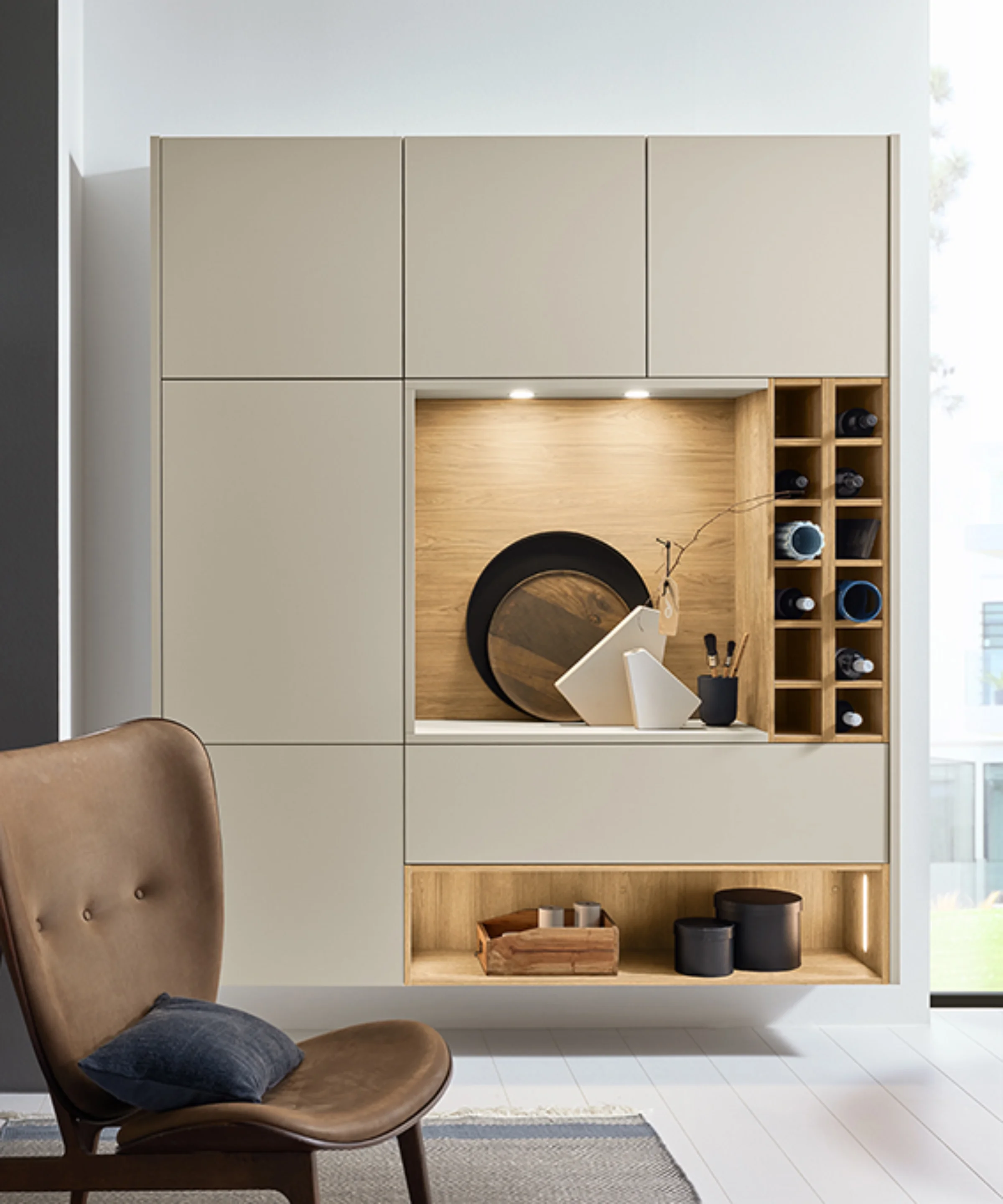 Un salon élégant avec des meubles modernes et des étagères. Nolte Living.