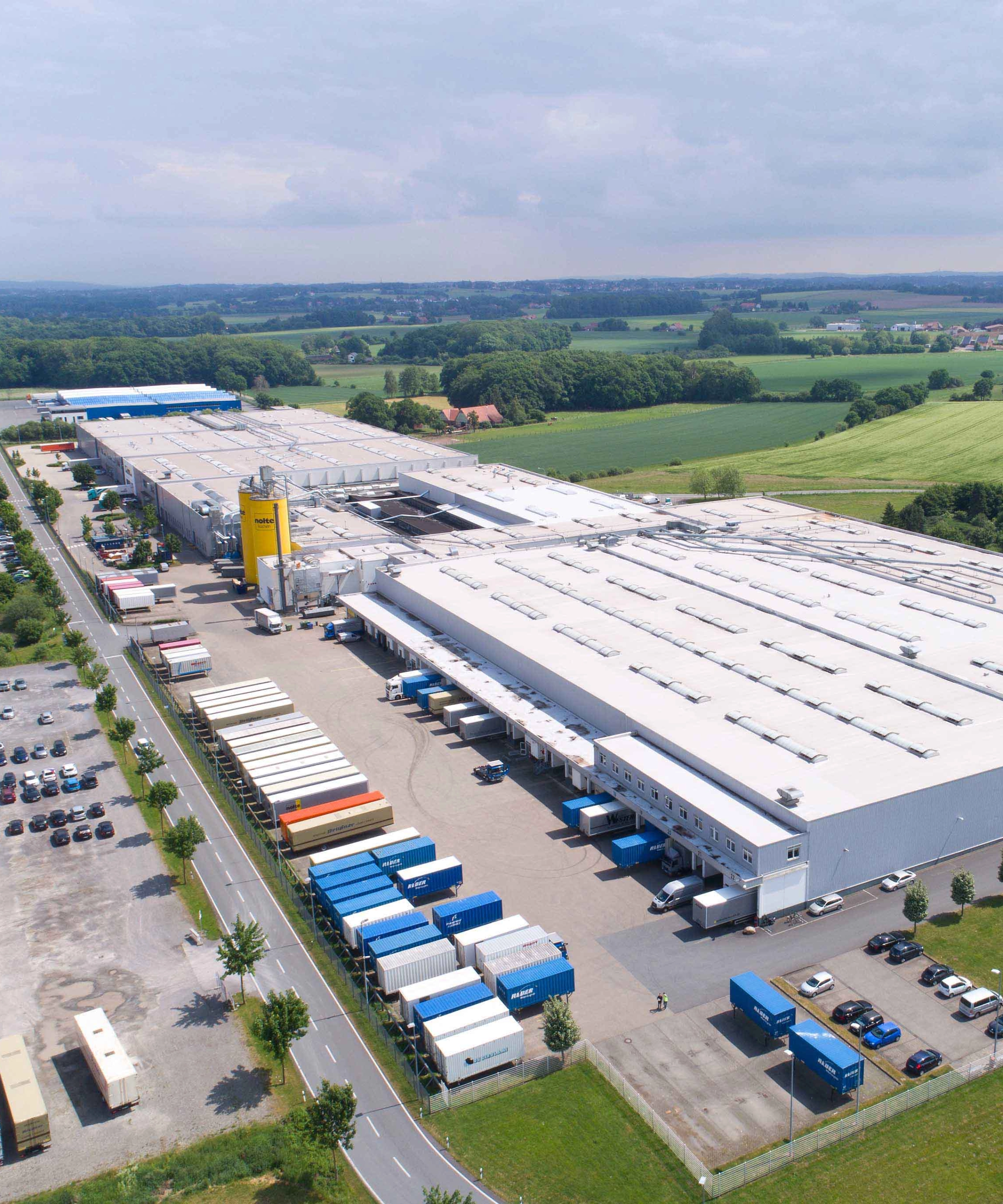 Eine große Industriehalle in einer ländlichen Umgebung, Nolte Küchen.