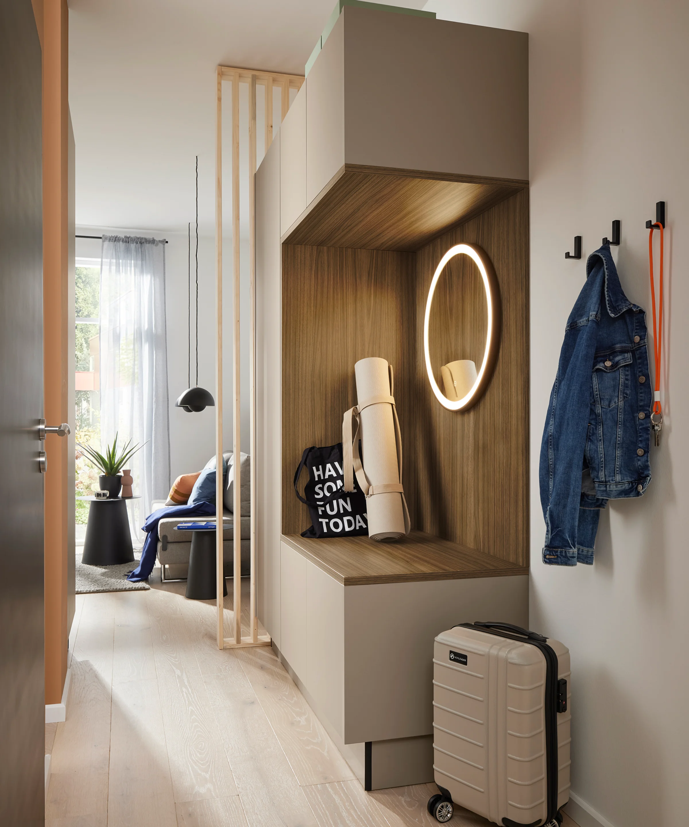 Ein stilvoller Eingangsbereich mit Spiegel und Dekoration, inklusive Nolte Living.