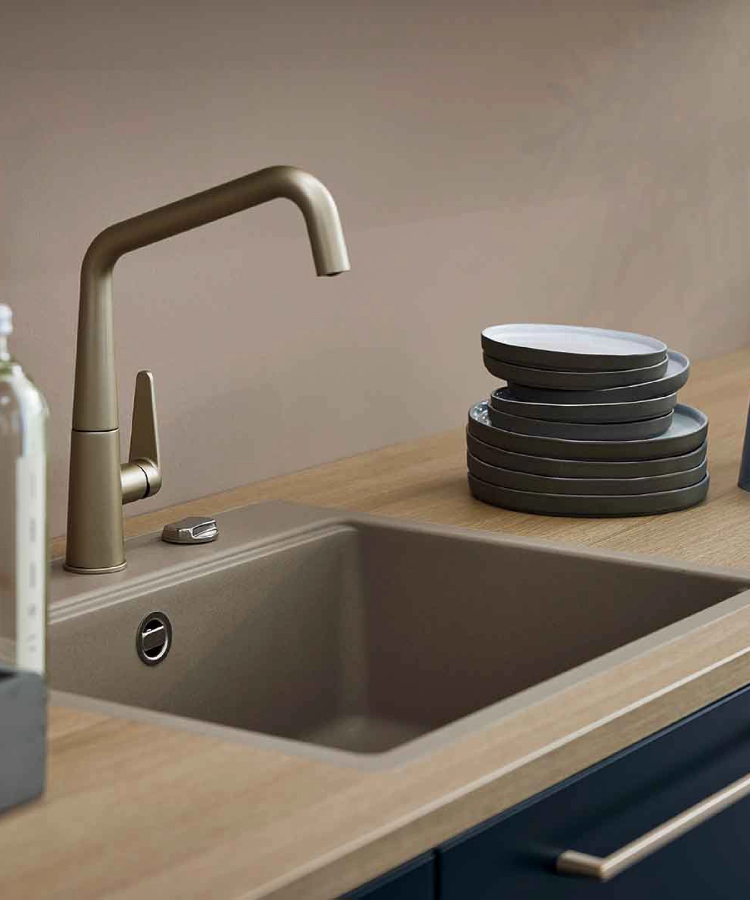 In einer modernen Küche mit Spüle, Gläsern und Geschirr wird das Design von Nolte Küchen präsentiert.
