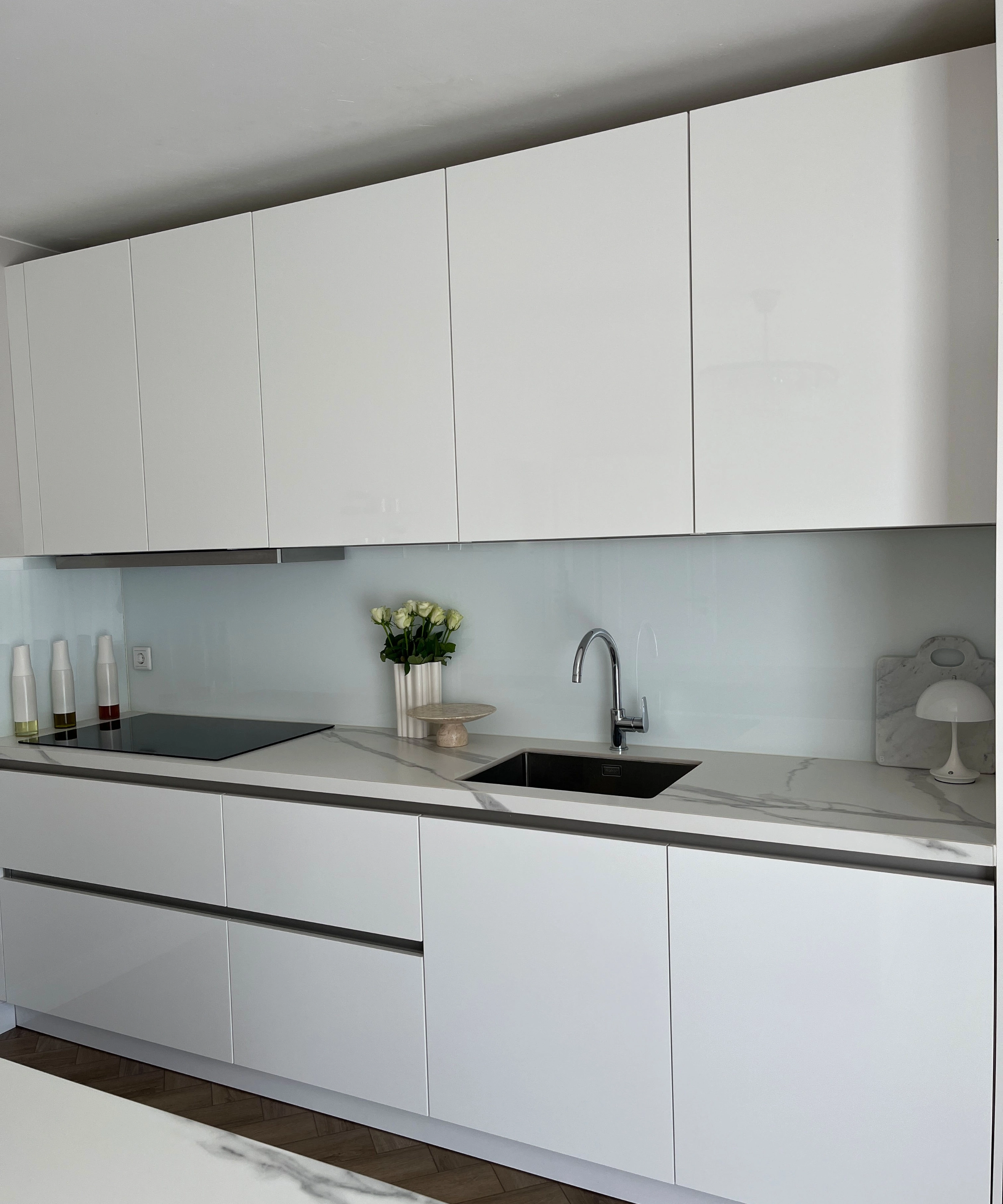 Cuisine moderne blanche avec plan de travail en marbre et évier. Nolte Kitchen.