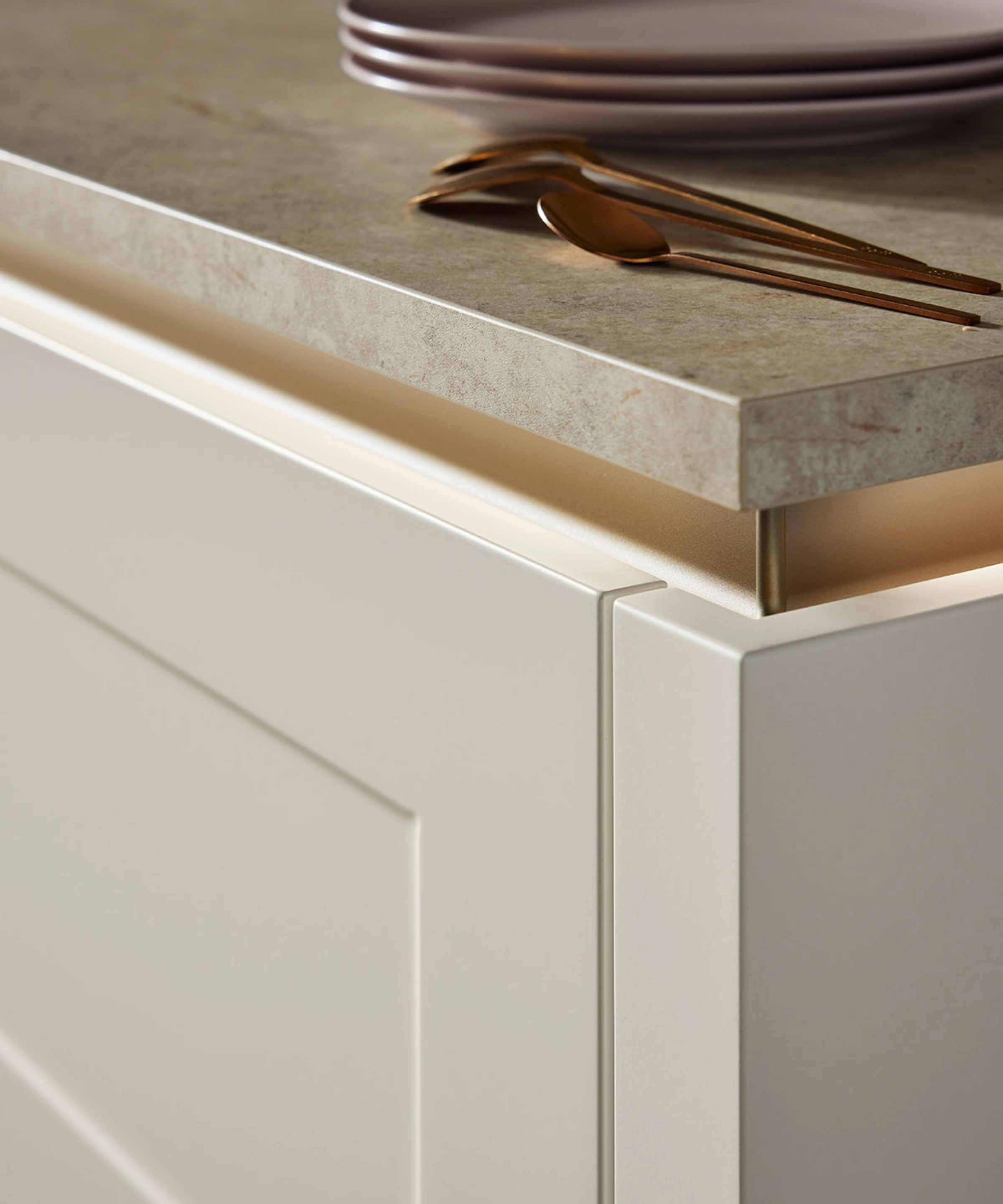 Eine moderne Küchentheke mit einer eleganten, hellen Arbeitsplatte von Nolte Küchen.